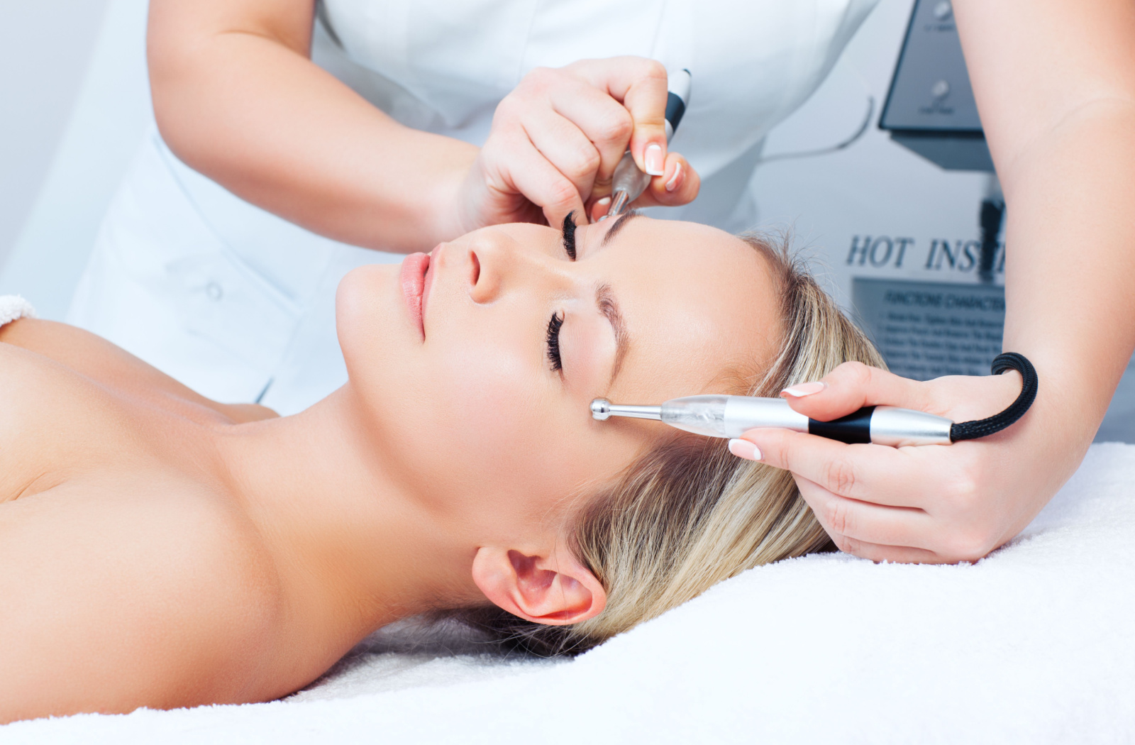 A woman undergoing RF treatment to treat eye dryness.